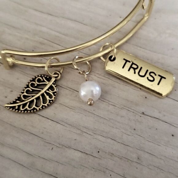 Bracelets by Sandra gold tone adjustable, trust - Picture 2 of 2